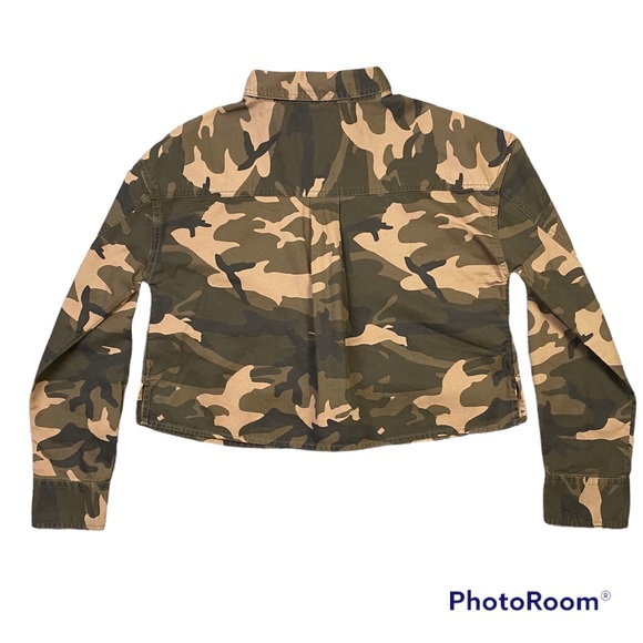 HARLOW Cropped Camo Button Down Shirt - Picture 2 of 4